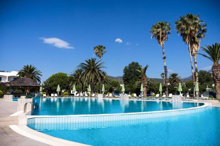 Piscine extérieure du Kinetta Beach Resort & Spa Sainte-Adèle