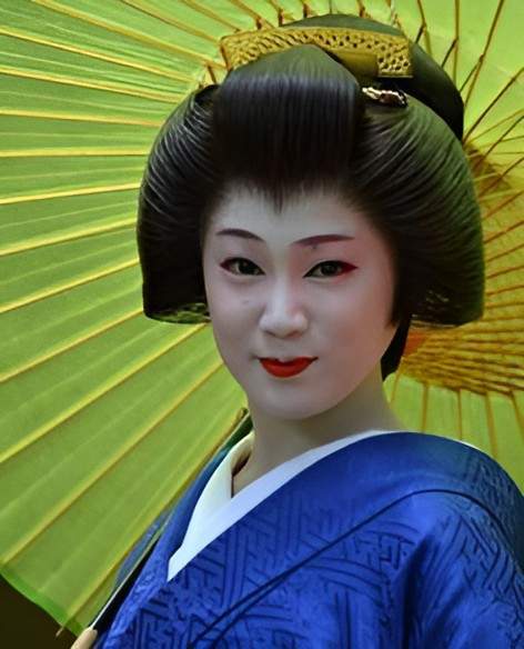 Japonaise portant un kimono bleu traditionnel Sainte-Adèle